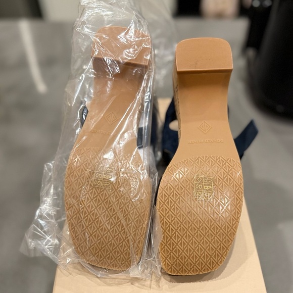 Donald J. Pliner Rolli Platform Silver Buckle Crocodile Leather Sandal, Navy, 6 - Picture 5 of 7